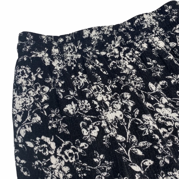 Full Tilt ꕥ Floral Window Pane Lace Trim Short ꕥ Black with White Print ꕥ Size M - Picture 8 of 13